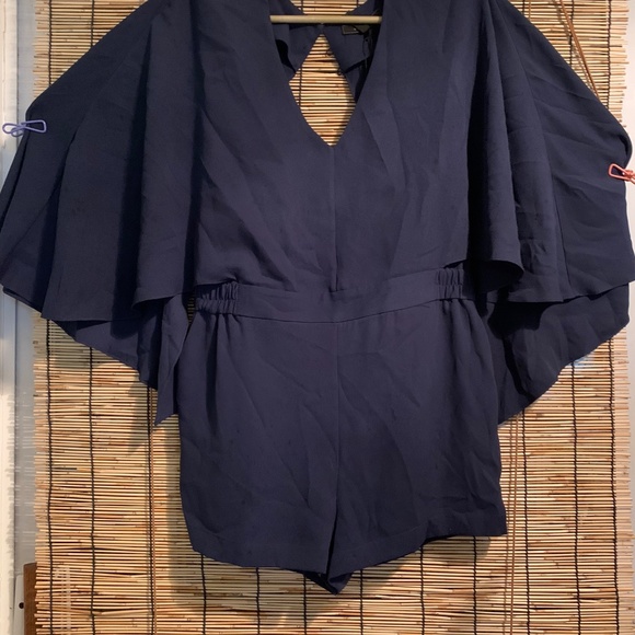 BCBG navy flowy sleeve romper - Picture 2 of 4